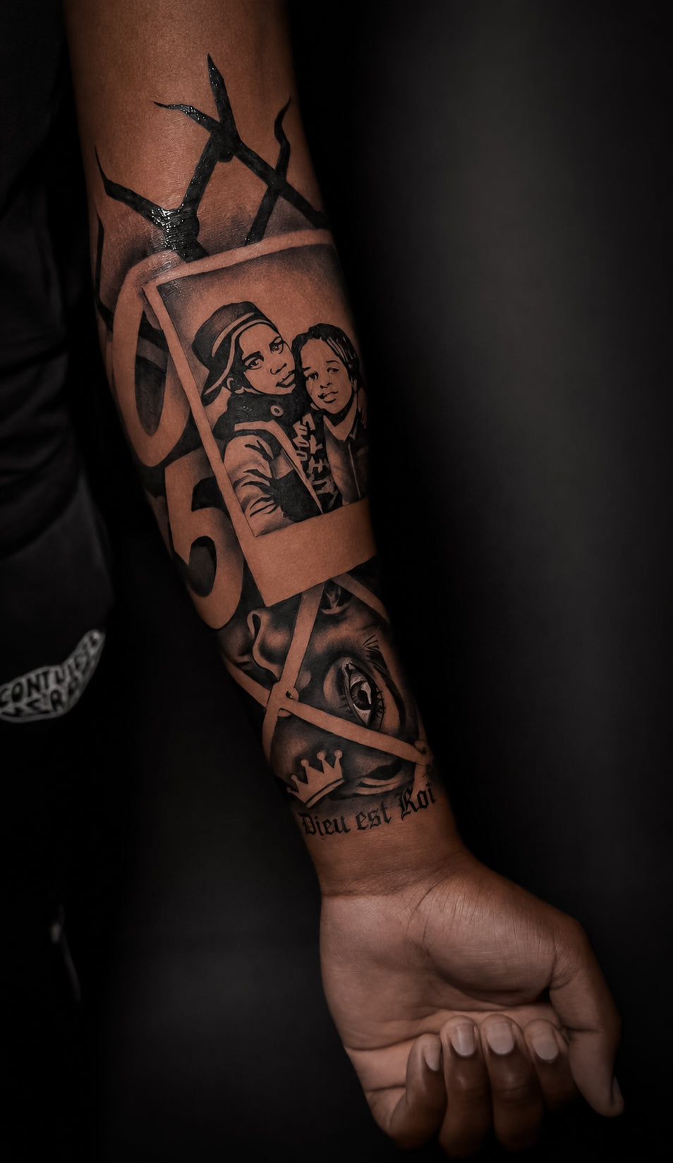 Tattoo on Black skin by Daniel showing open skin, black structure and strong visual contrast.